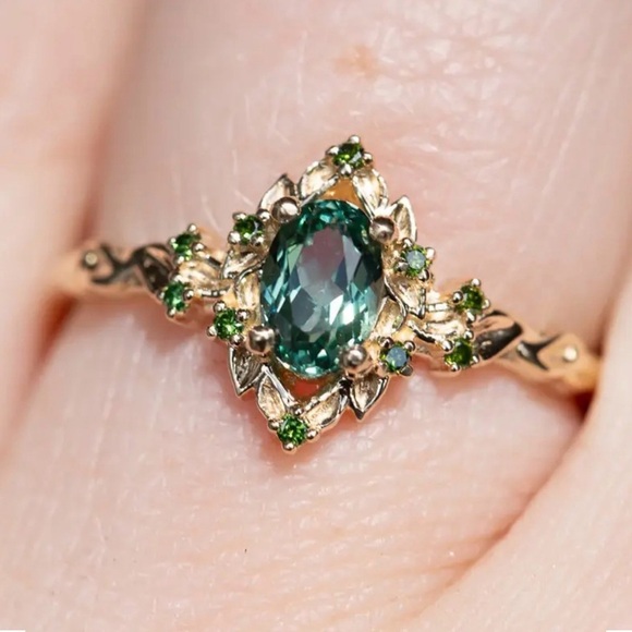 Zara Jewelry - Elegant Ring With Green Gemstones.